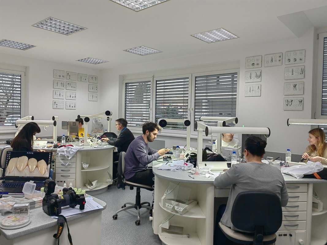 Cirkonske konstrukcije: od pripreme do individualizacije keramike